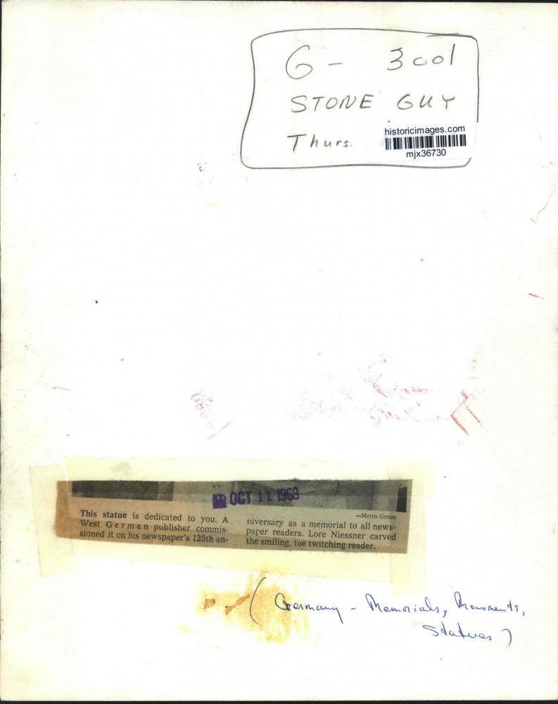 1968 Press Photo Newspaper reader memorial by Lore Niessner in Germany