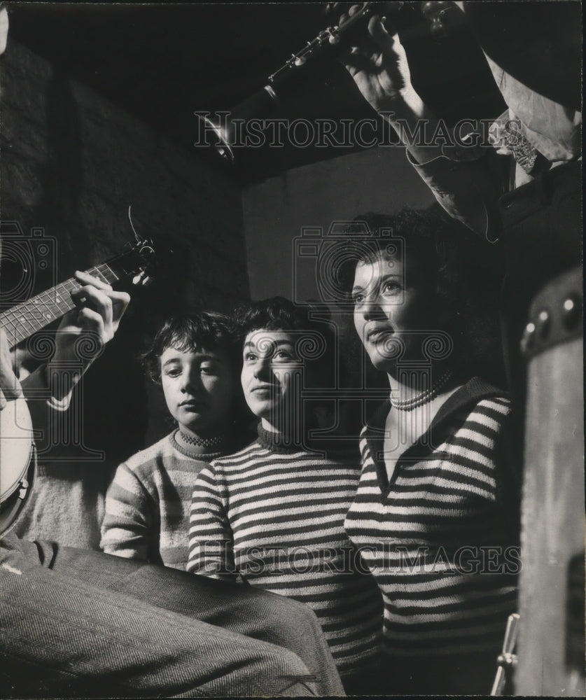 1948 Press Photo Janine Bouton and friends listen to Claude Luter's band, France
