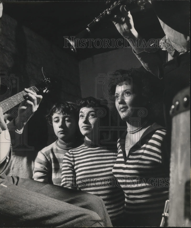 Load image into Gallery viewer, 1948 Press Photo Janine Bouton and friends listen to Claude Luter's band, France
