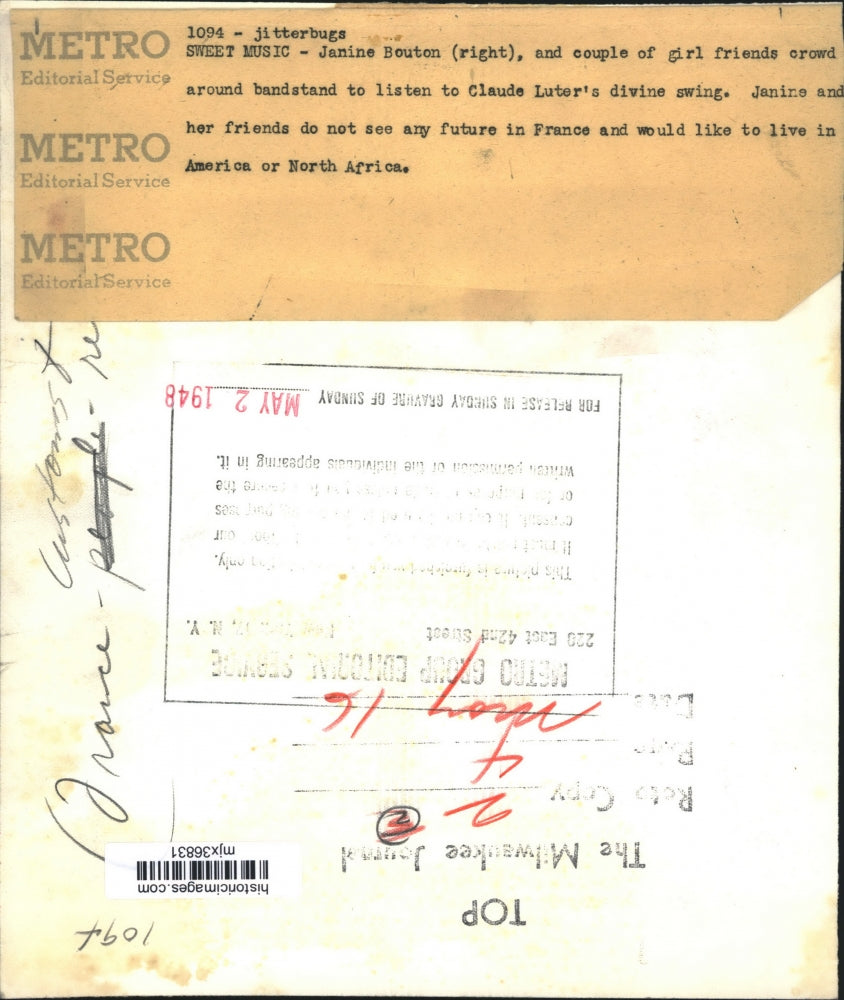 1948 Press Photo Janine Bouton and friends listen to Claude Luter's band, France