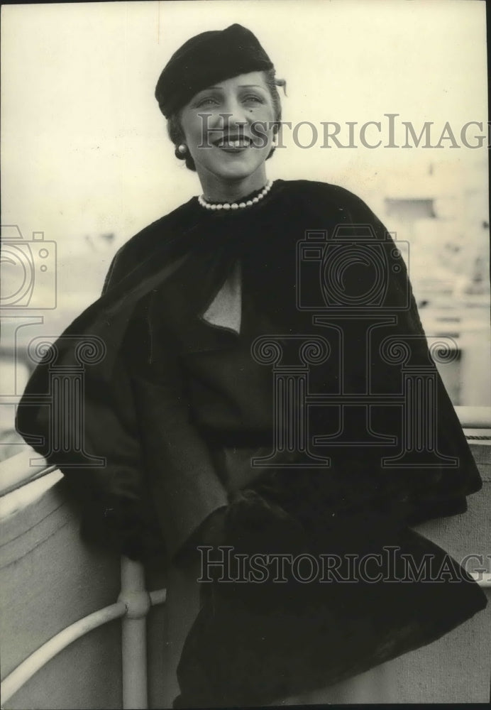 1934 Press Photo Mrs Frank Gould visits America aboard Ile De France in New York