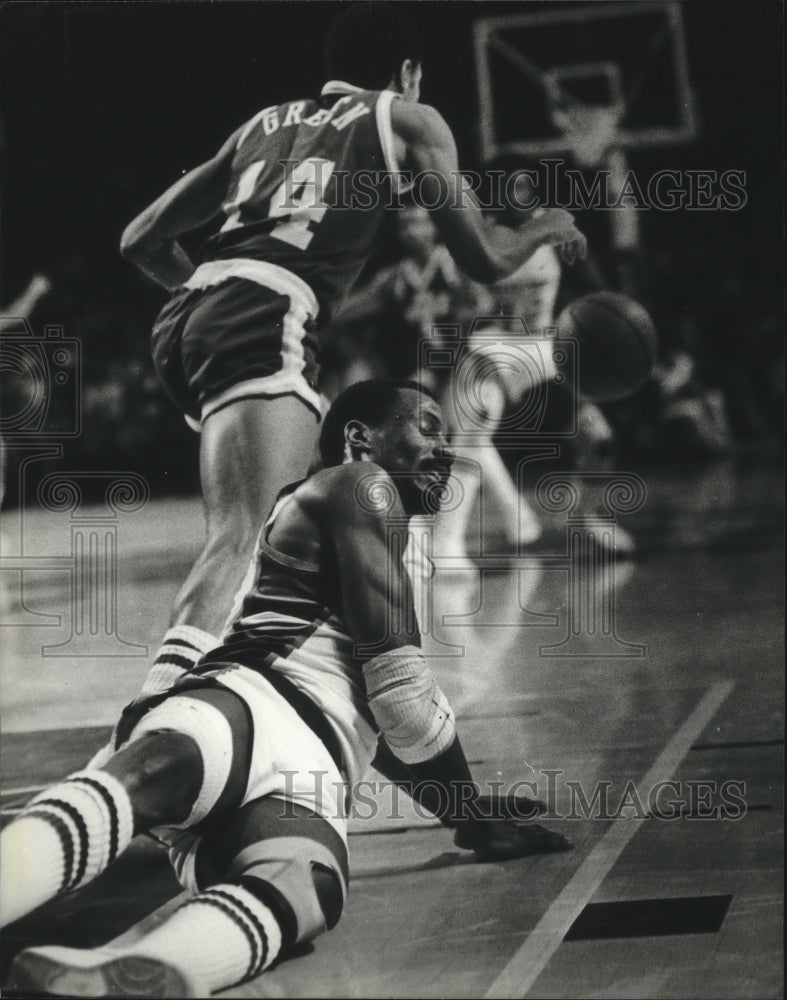 1982 Press Photo Sidney Moncrief Fell Playing Utah at Arena, Milwaukee- Historic Images