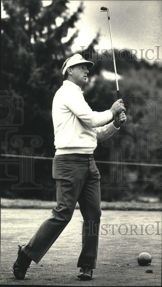 1987 Press Photo Larry Zeigler Watches Shot from 17th Tee - mjx36935- Historic Images