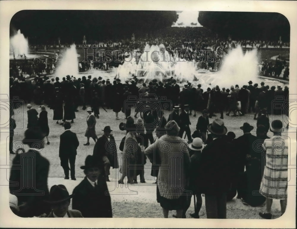 1927 Press Photo Tourists at the fountains at the Versailles Palace in France- Historic Images