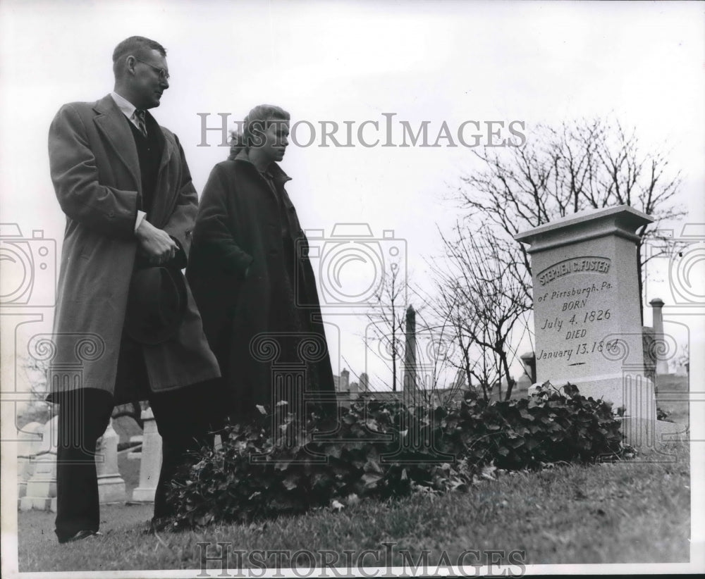 1952 Press Photo Visitors Pay Respects to Stephen Foster at His Gravesite- Historic Images