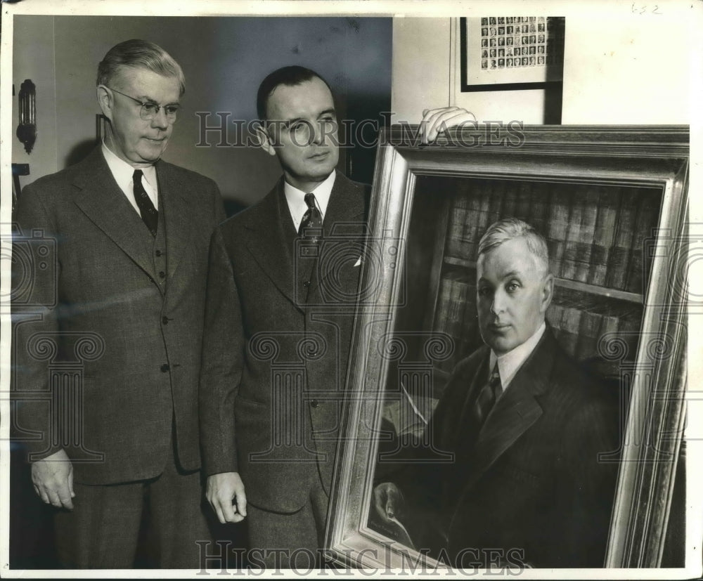 1943 Press Photo F. Ryan Duffy, George Geiger with Judge F.A. Geiger's Portrait