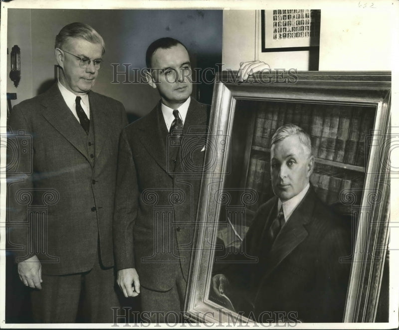 Load image into Gallery viewer, 1943 Press Photo F. Ryan Duffy, George Geiger with Judge F.A. Geiger's Portrait
