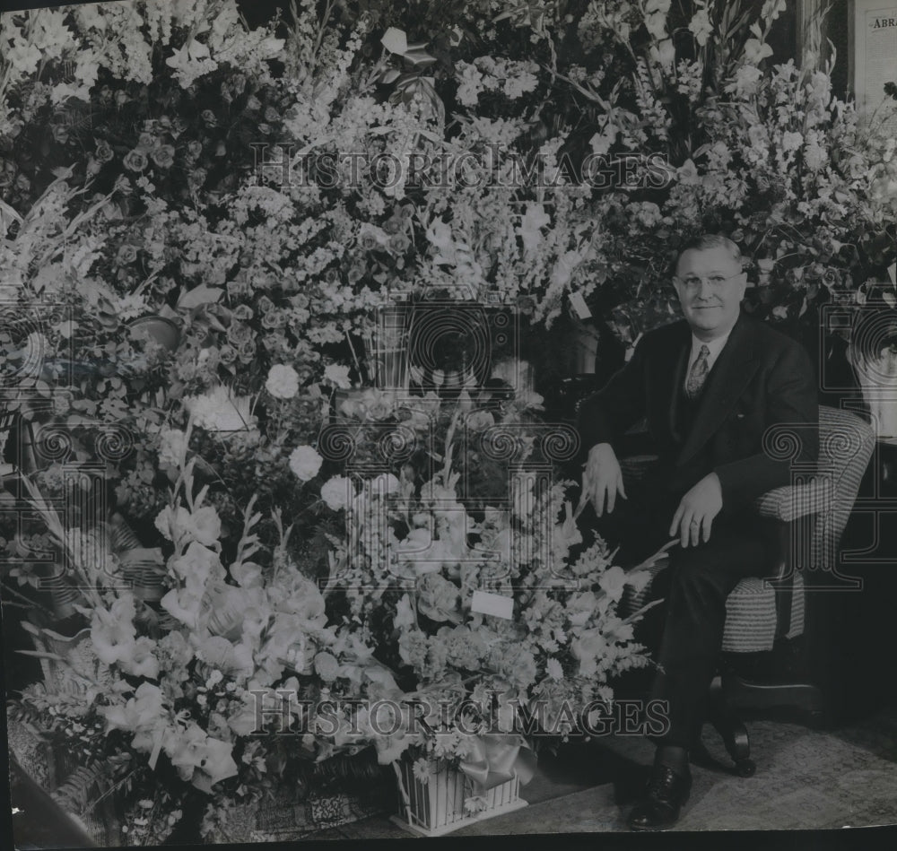 1942 Press Photo President of Allis-Chalmers Walter Geist Surrounded by Flowers