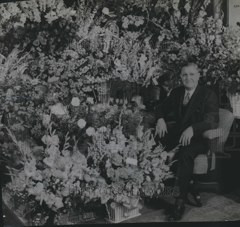 Load image into Gallery viewer, 1942 Press Photo President of Allis-Chalmers Walter Geist Surrounded by Flowers
