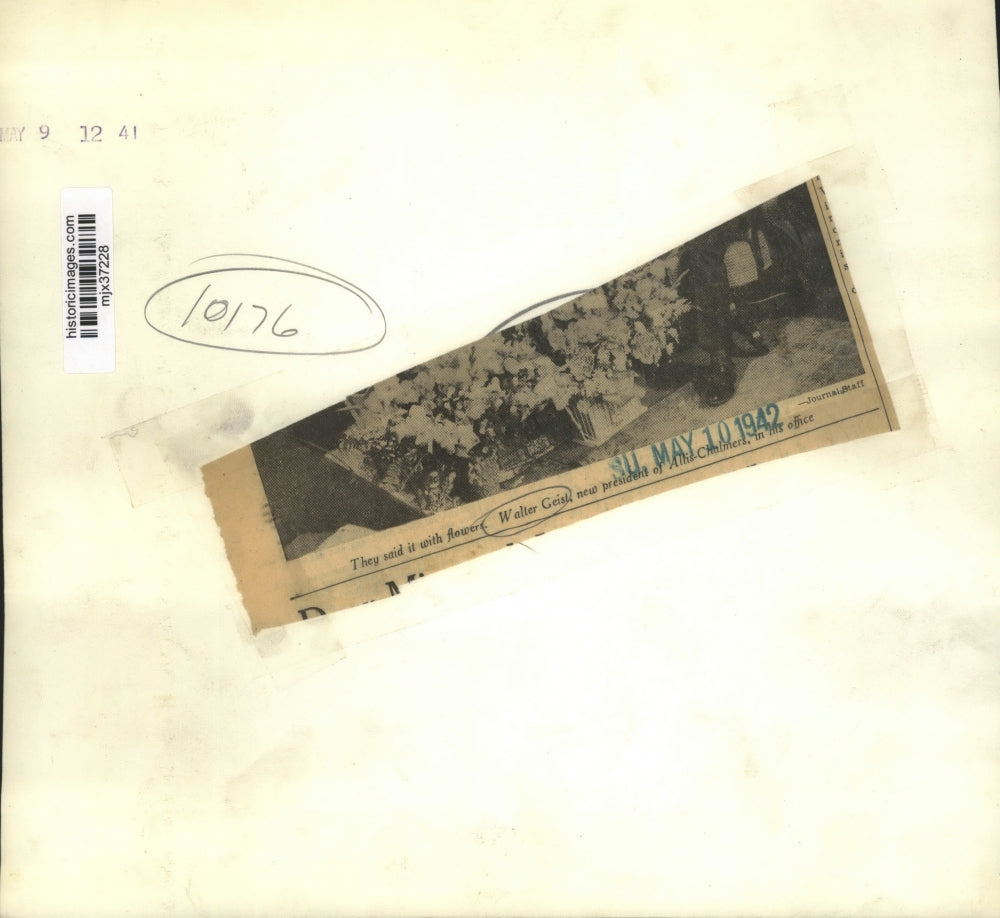 1942 Press Photo President of Allis-Chalmers Walter Geist Surrounded by Flowers