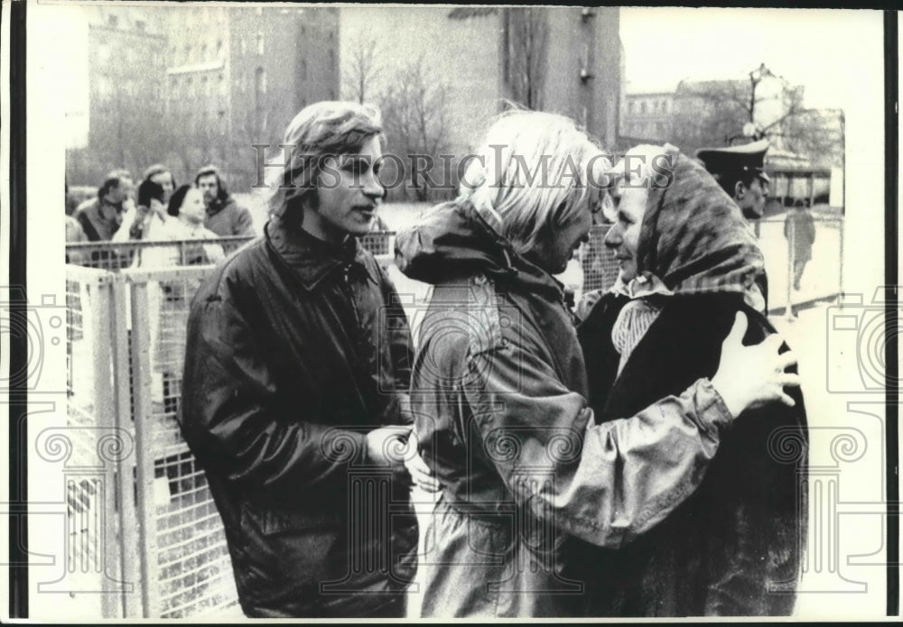1972 Press Photo Two Sons in East Berlin Greet West Berlin Mother for Visit
