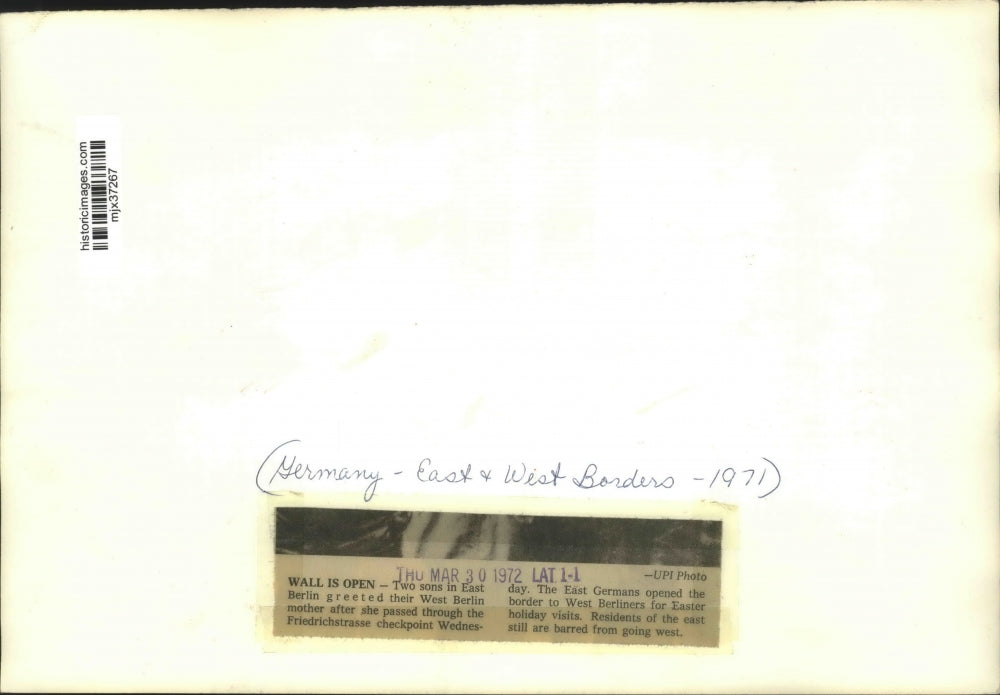 1972 Press Photo Two Sons in East Berlin Greet West Berlin Mother for Visit