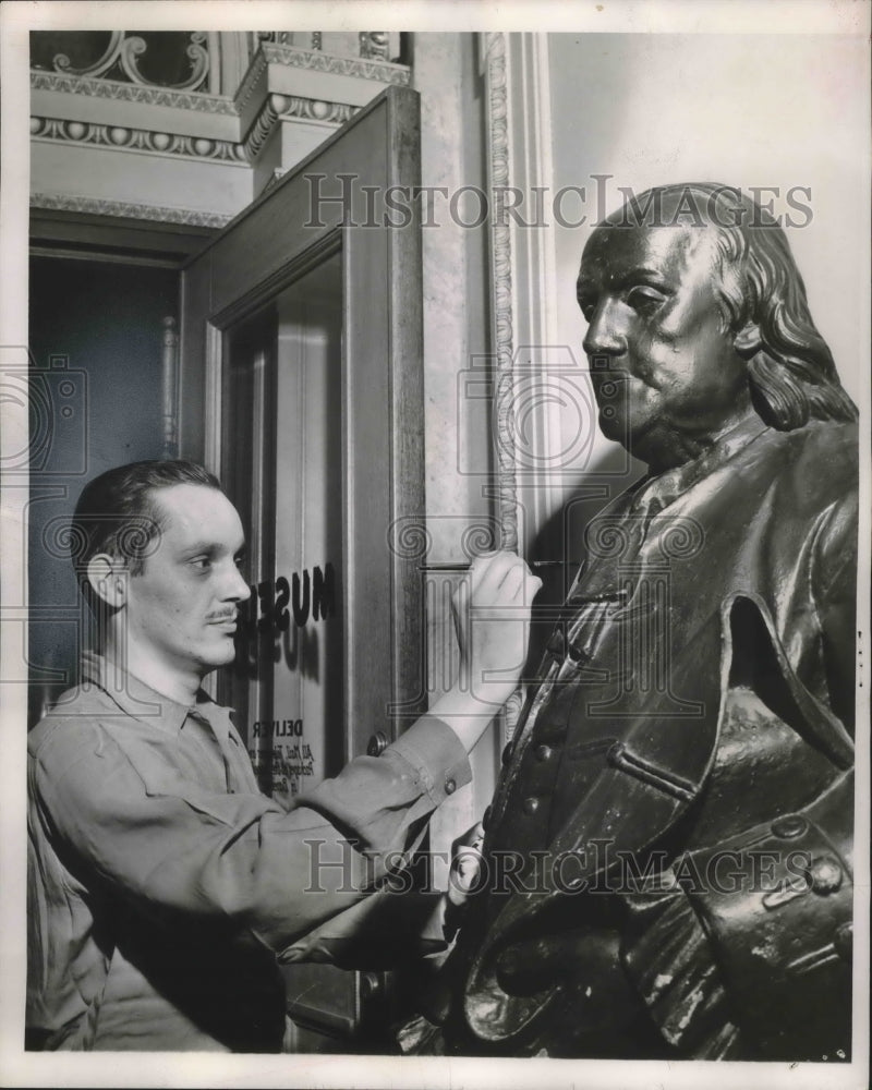 1956 Press Photo Benjamin Franklin statue and John W. Luedtke in Wisconsin