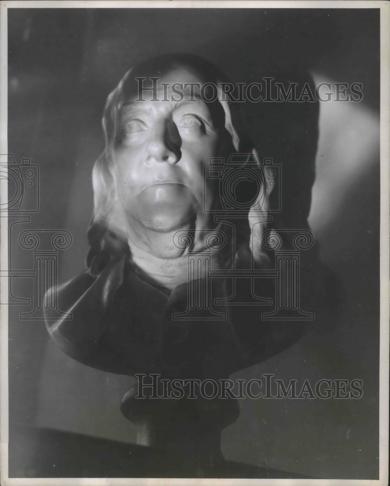 Load image into Gallery viewer, 1956 Press Photo Replica of the Houdon bust of Benjamin Franklin - mjx37390
