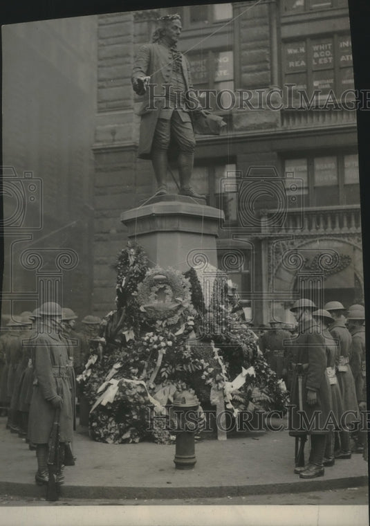 1922 Press Photo Soldiers from Government Island at Statue ofBenjamin Franklin- Historic Images