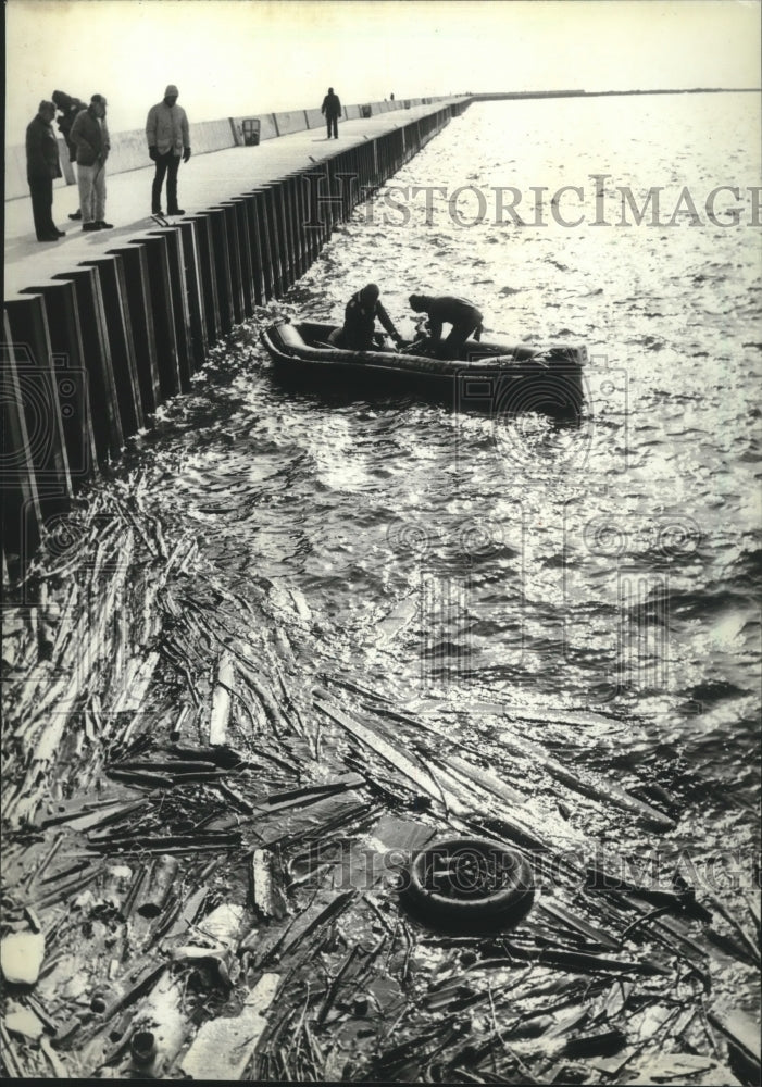 1982 Press Photo Scuba Divers Search :Lake Michigan for Body of John E. Fritz- Historic Images