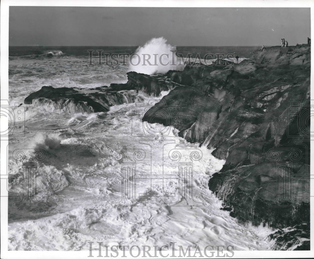 1987 Press Photo Waves & People on Rocks at Boiler Bay State Park, Oregon Coast- Historic Images