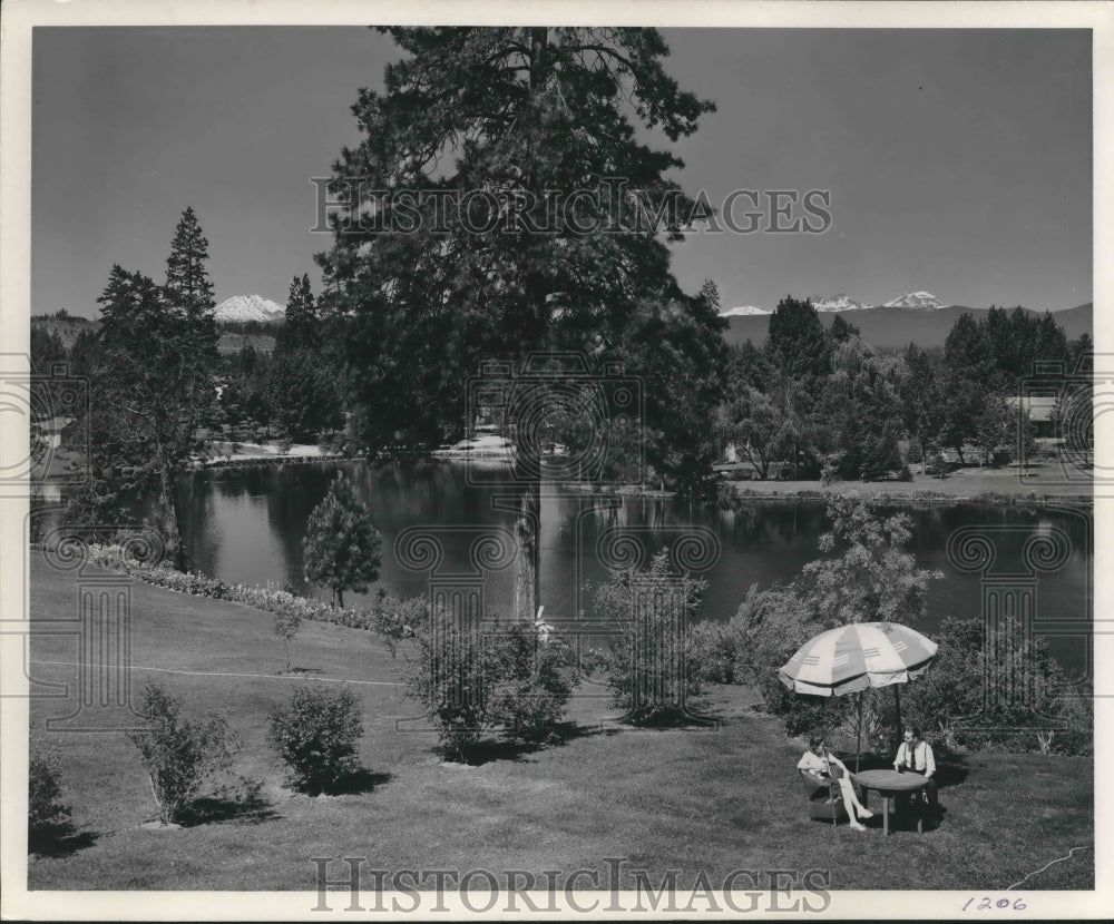 1953 Press Photo Picnickers Enjoy Picturesque Nature Scene in Oregon - mjx37658- Historic Images