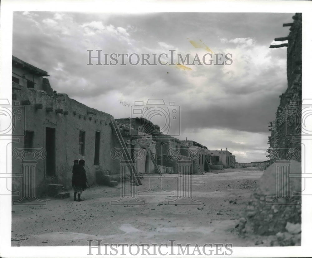 1987 Press Photo Dusty Street Scene in the Acoma Pueblo High Atop the Mesa, N.M.- Historic Images