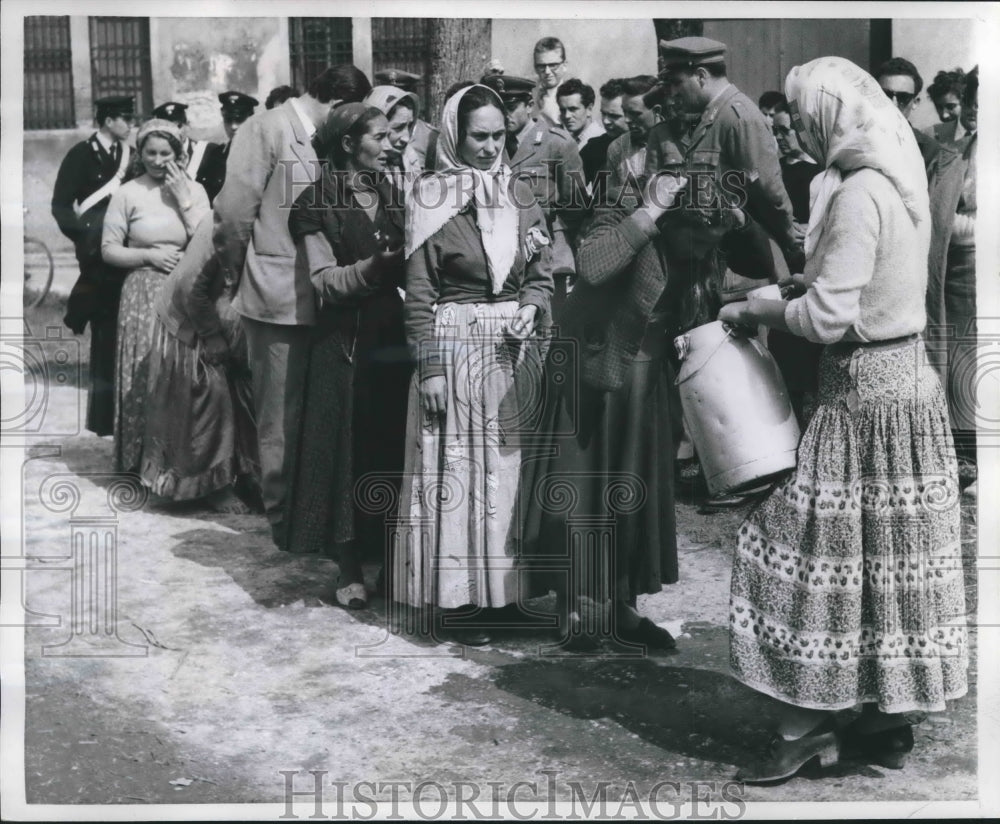 1958 Press Photo Gypsy women during purification ceremony and mourning ritual- Historic Images