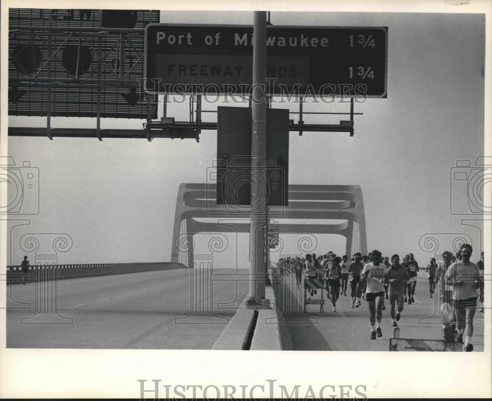 1984 Press Photo Dave Kaluzny Leads Runners During Hoan Bridge Fun Run Race- Historic Images