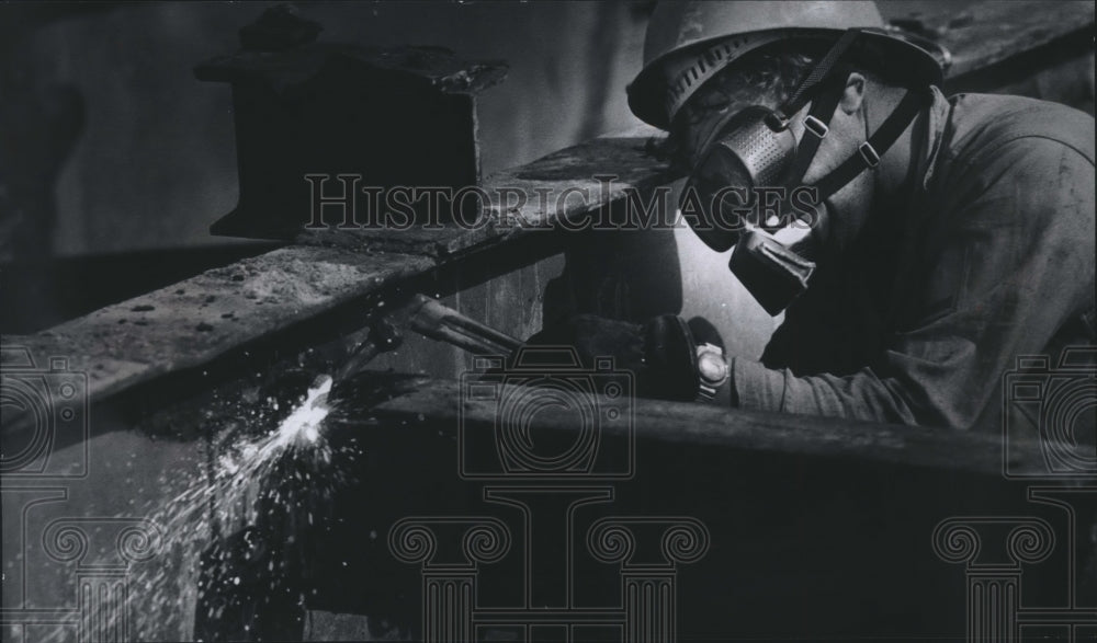 1979 Press Photo Gene Ramsey Cuts Girder, 27th St. Viaduct, Milwaukee, Wisconsin