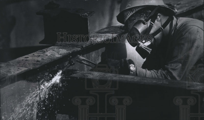 Load image into Gallery viewer, 1979 Press Photo Gene Ramsey Cuts Girder, 27th St. Viaduct, Milwaukee, Wisconsin
