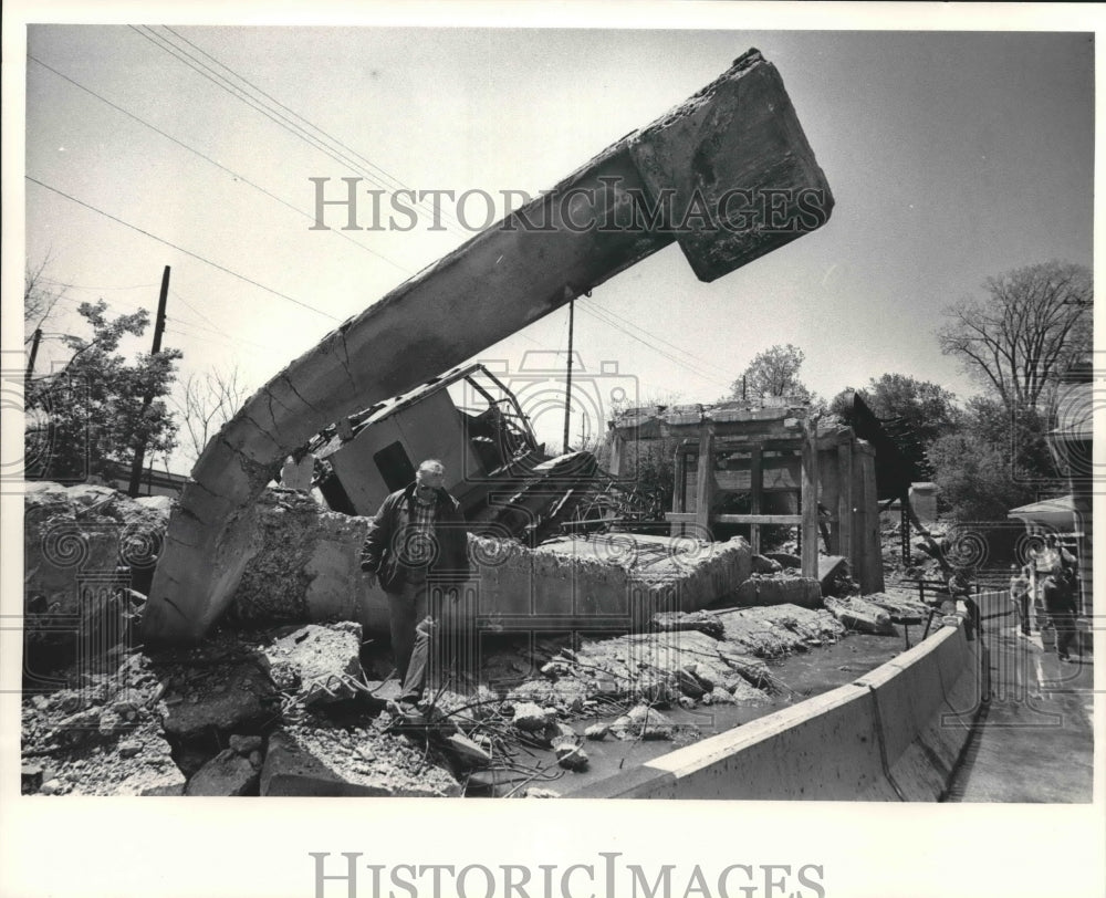 1983 Press Photo Blue Mound Road Bridge Collapses, Milwaukee, Wisconsin