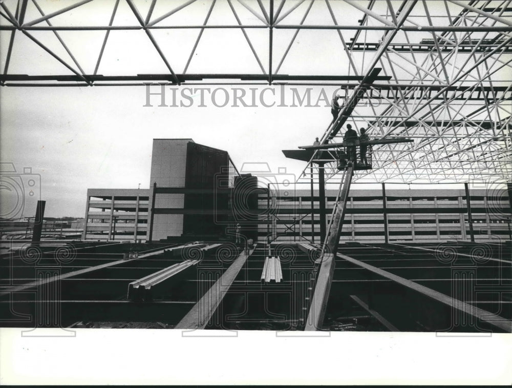 1983 Press Photo Workers Assemble Terminal at Mitchell Intl. Airport, Wisconsin- Historic Images