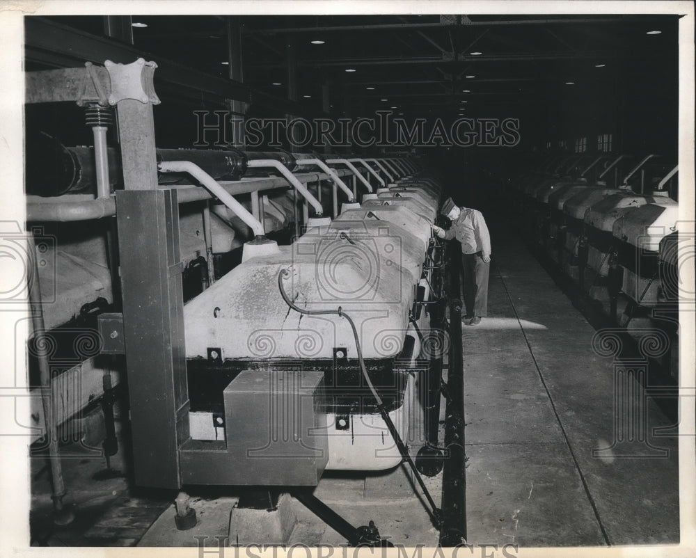 1943 Press Photo Soldier Checking Eastern Arsenal of Gas Shells - mjx37771