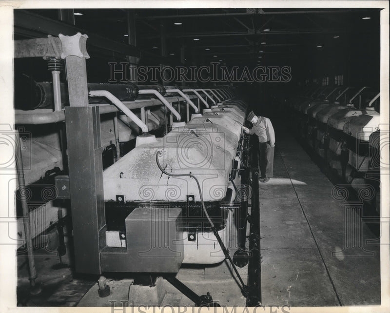 Load image into Gallery viewer, 1943 Press Photo Soldier Checking Eastern Arsenal of Gas Shells - mjx37771
