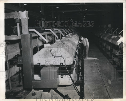 1943 Press Photo Soldier Checking Eastern Arsenal of Gas Shells - mjx37771