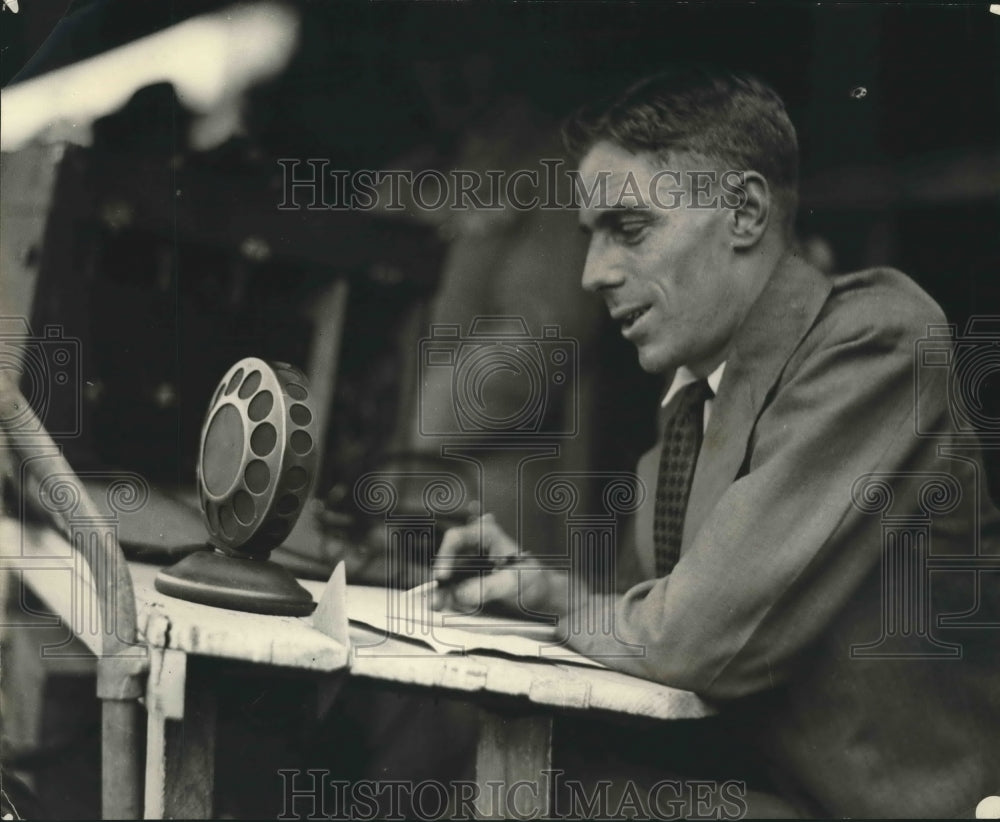 1931 Press Photo Dan Gellerup Announcing on the Radio - mjx37784