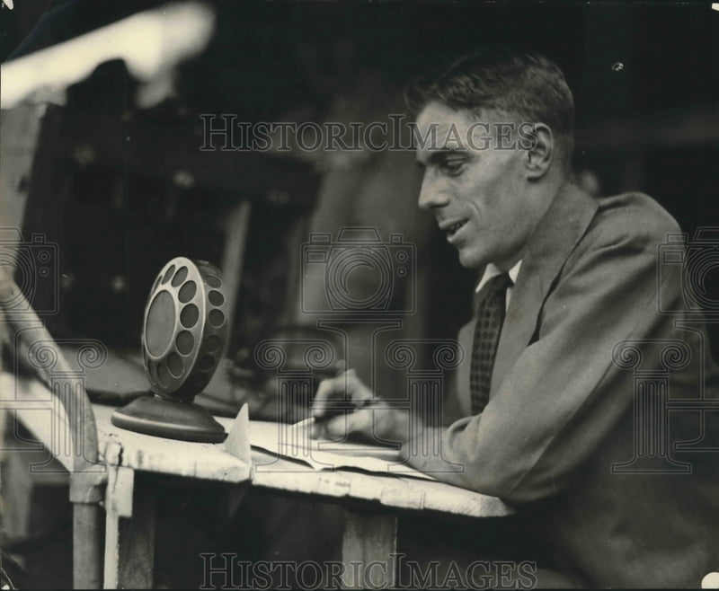 Load image into Gallery viewer, 1931 Press Photo Dan Gellerup Announcing on the Radio - mjx37784
