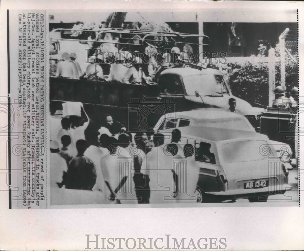 1966 Press Photo Crowd of people watching soldiers patrol in Lagos, Nigeria