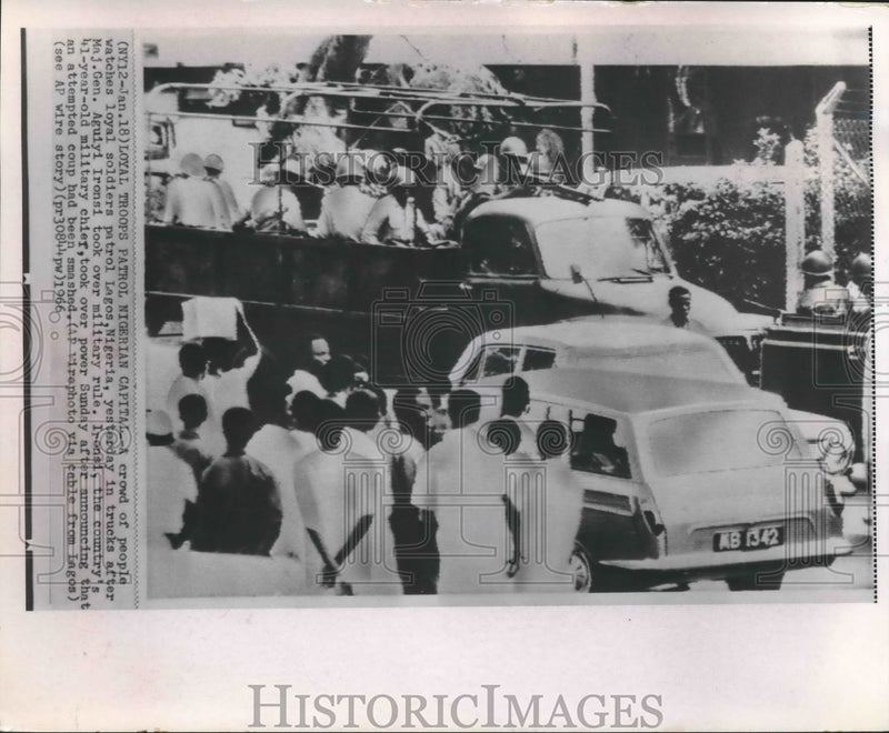 Load image into Gallery viewer, 1966 Press Photo Crowd of people watching soldiers patrol in Lagos, Nigeria
