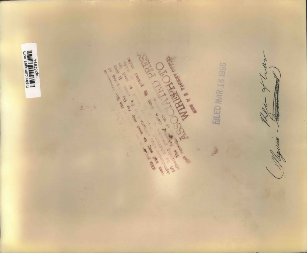 1966 Press Photo Crowd of people watching soldiers patrol in Lagos, Nigeria