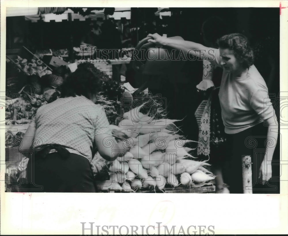 1979 Press Photo Women at the Viktualien Market in Munich, Germany - mjx37846- Historic Images