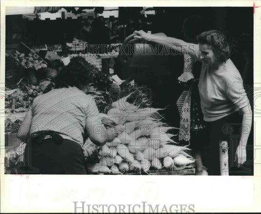 1979 Press Photo Women at the Viktualien Market in Munich, Germany - mjx37846- Historic Images