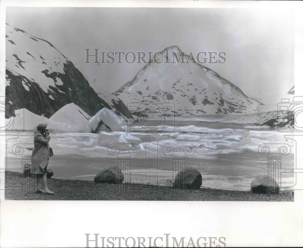 1968 Press Photo Visitor Looks at Icebergs on Lake from Portage Glacier, Alaska
