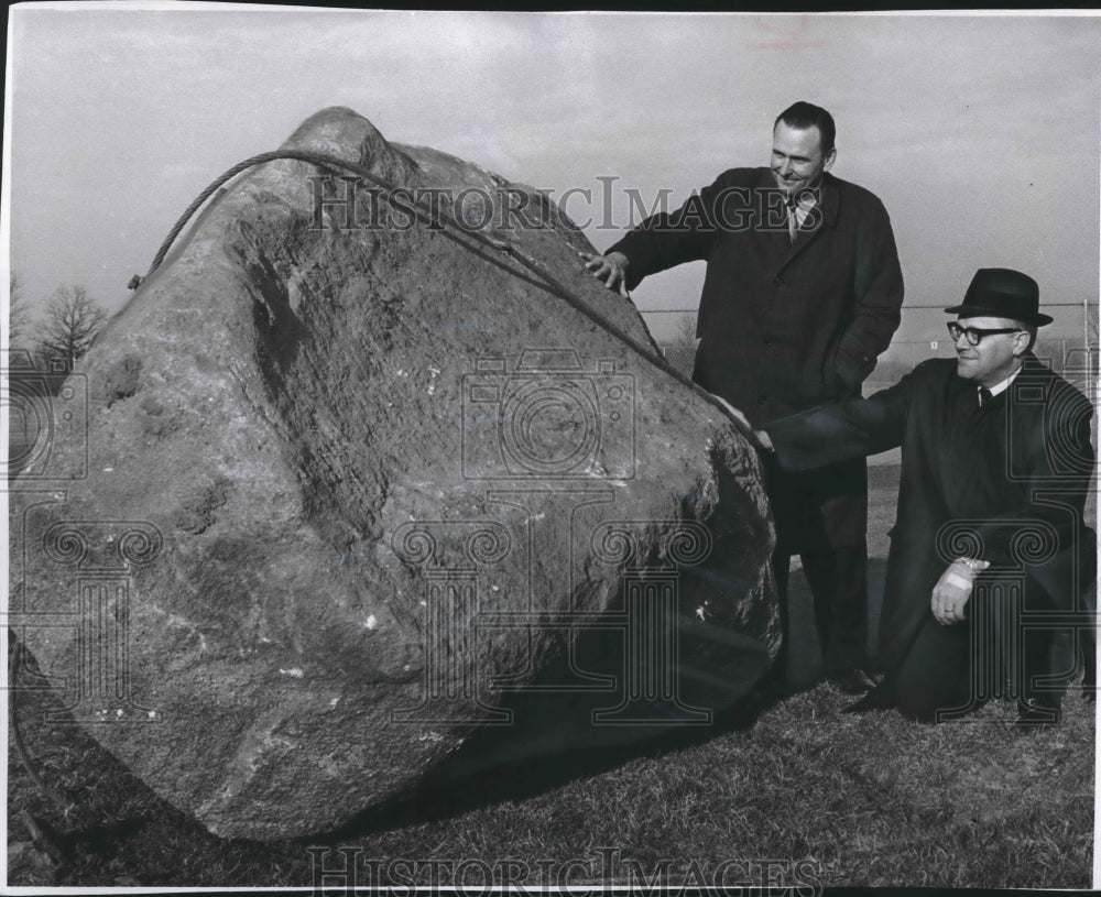 1963 Press Photo Merton Campbell, Roland Schwandt Admire Boulder, Homestead High