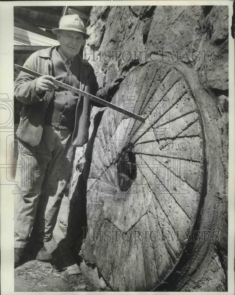 1964 Press Photo Paul Fetherston &amp; Embedded Grinding Stone in Old Mill in Paoli- Historic Images