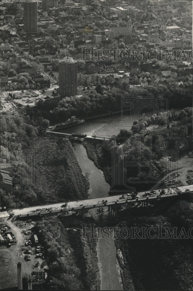 1991 Press Photo North Avenue Bridge Under Construction in Milwaukee- Historic Images