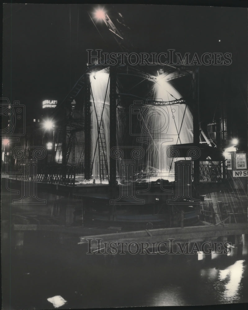 1952 Press Photo Night Operations Lit Up Juneau Av. Bridge , Milwaukee- Historic Images