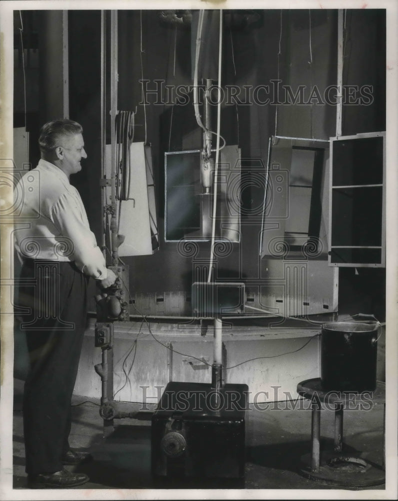 1938 Press Photo Edward Bzdawka, Mueller Climatrol, at Electrostatic Paint Booth- Historic Images