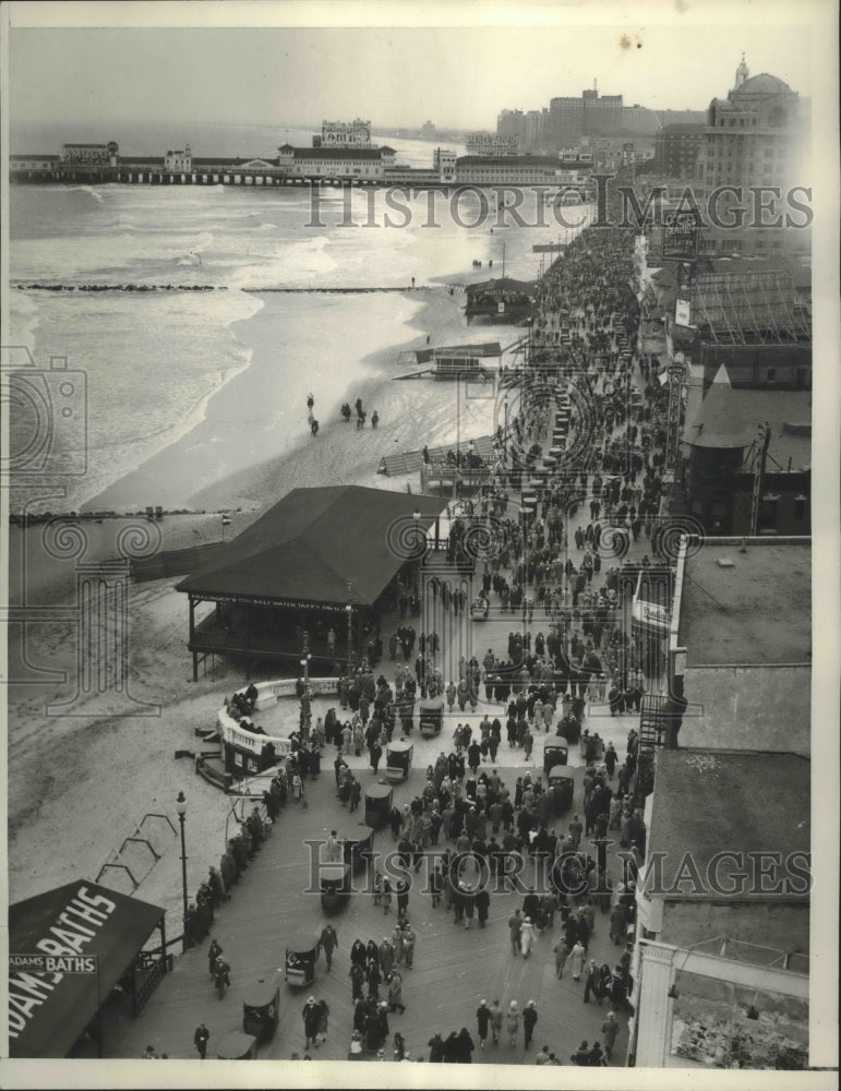 1933 Press Photo Easter Parade Crowd on Boardwalk in Atlantic City, New Jersey- Historic Images