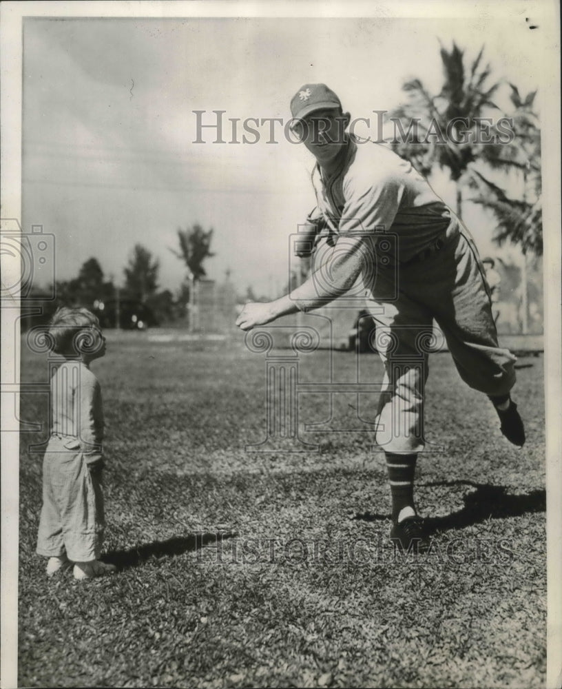 1941 Press Photo Herbie White, 2, Inspects New York Giant Cliff Melton at Camp- Historic Images