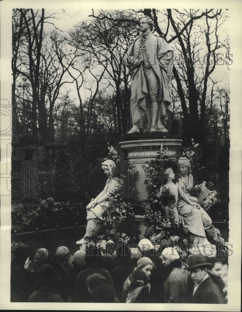 1932 Press Photo Wreaths on Goethe Monument, Berlin, Germany - mjx38604- Historic Images