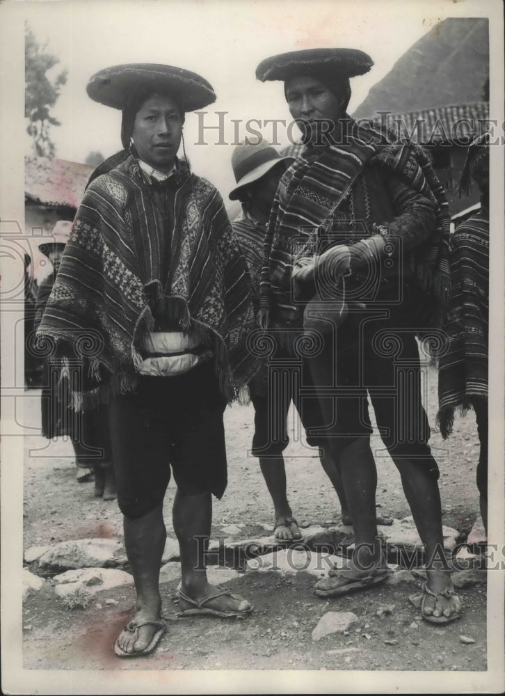 1983 Press Photo Peruvian Indians Wearing Typical Poncho, Hat of Cuzco Region- Historic Images