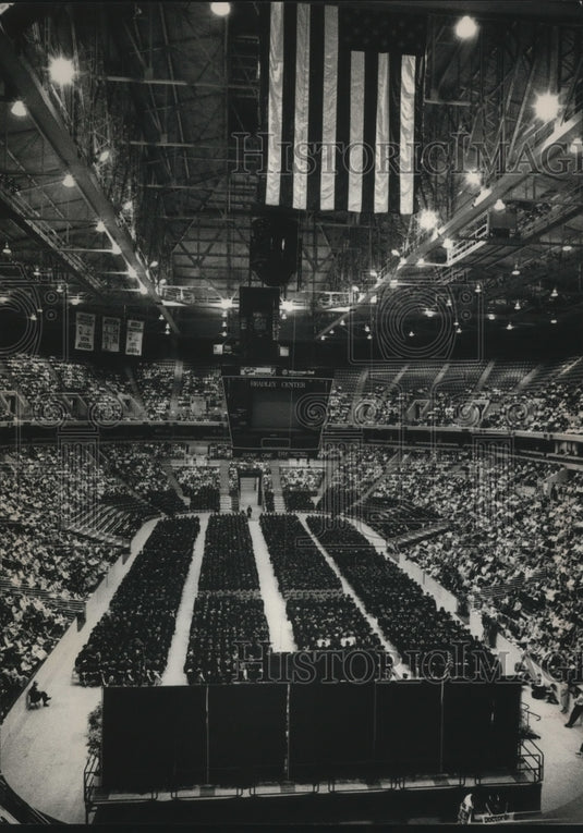 1989 Press Photo Marquette University Graduates and families at Bradley Center- Historic Images